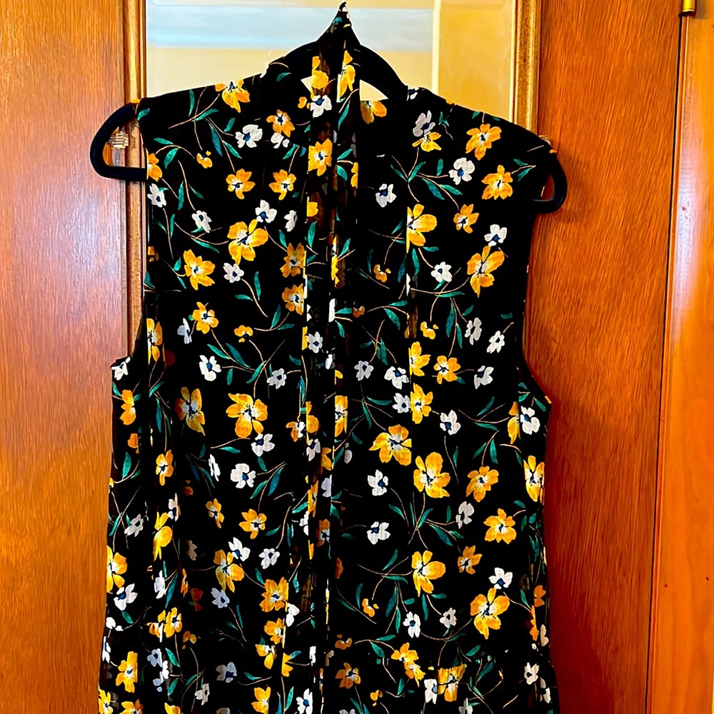 Who What Wear Sleeveless Mid-Length Floral Dress w/ Black background